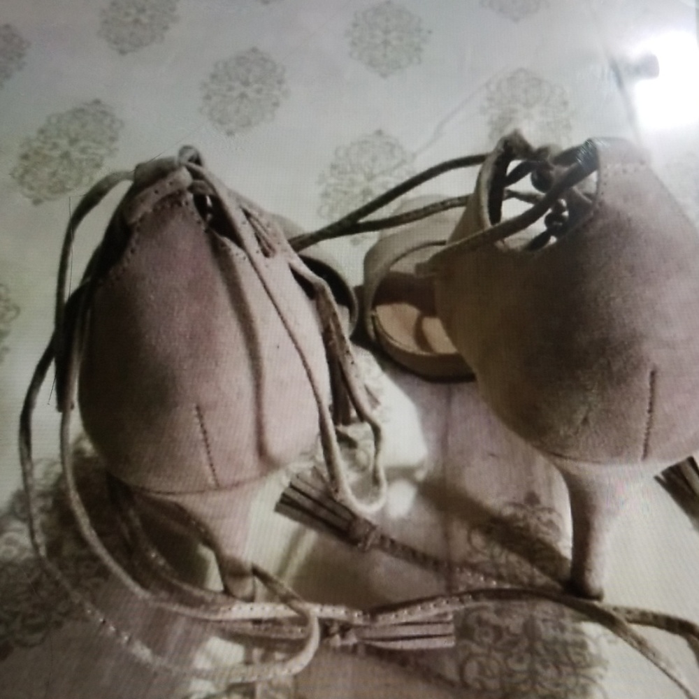 Heels - Picture 3 of 3